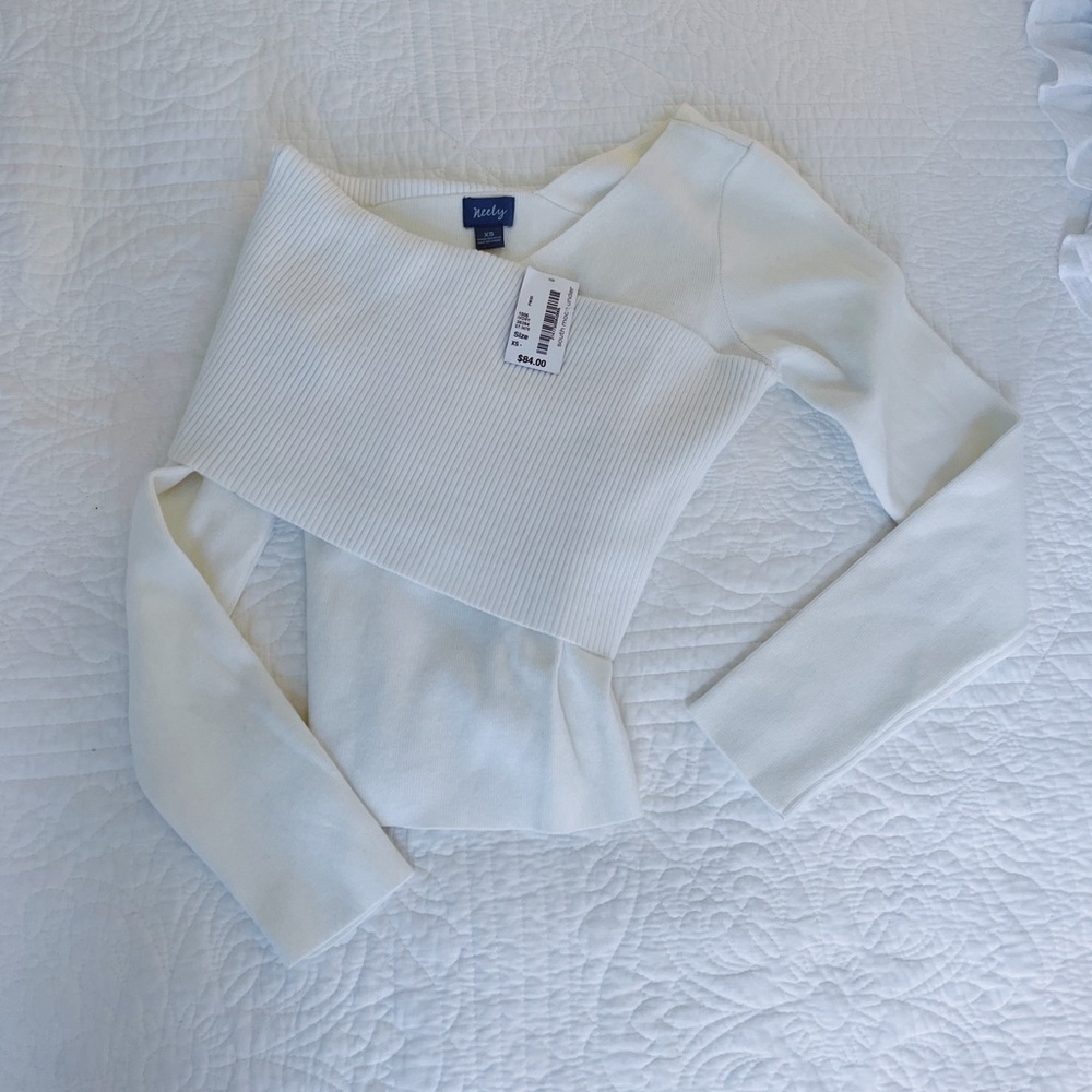 NWT WHITE ASSYMETRICAL OFF SHOULDER SWEATER SOUTHMOONUNDER NEELY